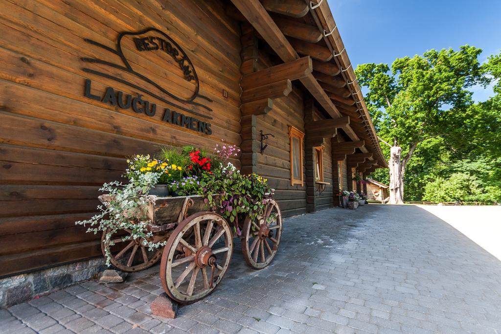 Laucu Akmens Hotel Skulte  Eksteriør billede